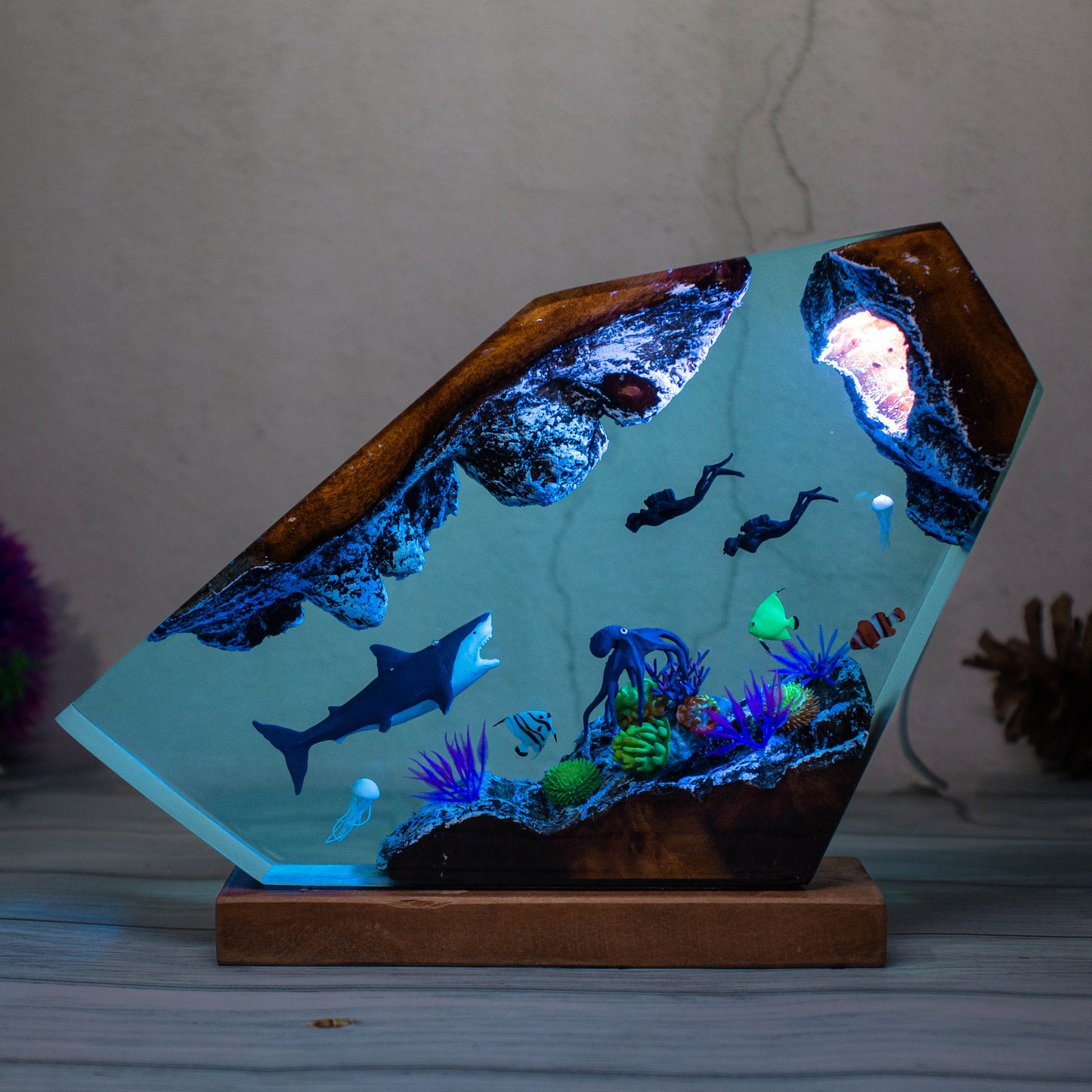 Ocean resin lamps: Sharks and Divers